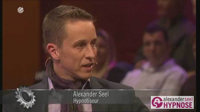 Alexander Seel beantwortet im Fernsehen Fragen zur Showhypnose