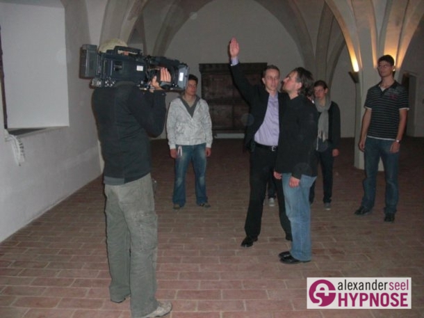 Hypnoseshow mit Hypnotiseur Alexander Seel bei Was ist was TV Phänomene