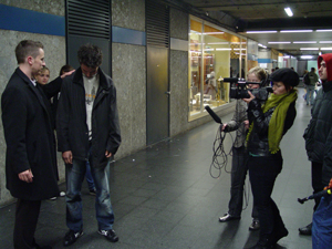 Alexander Seel bei der Straßenhypnose, hier in der Münchner U-Bahn